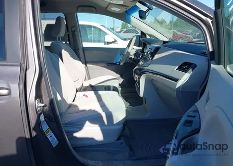 2013 Toyota Sienna Le 7 Passenger z USA, uszkodzony, nr VIN 5TDJK3DC1DS070615